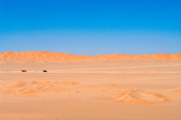 Economisch autoverhuur in de woestijn — Stockfoto
