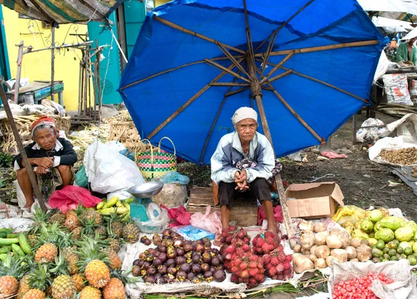 Lokalnych kobiet sprzedaży lokalnych warzyw na rynku, Indonezja — Zdjęcie stockowe