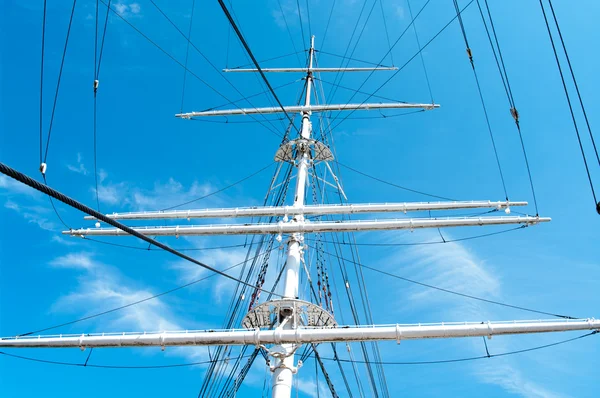 Mast yacht without sails against the blue sky — Stock Photo, Image