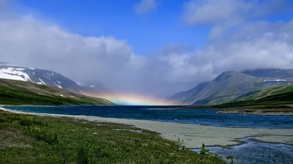 Regenbogen über dem Bergsee — Stockfoto