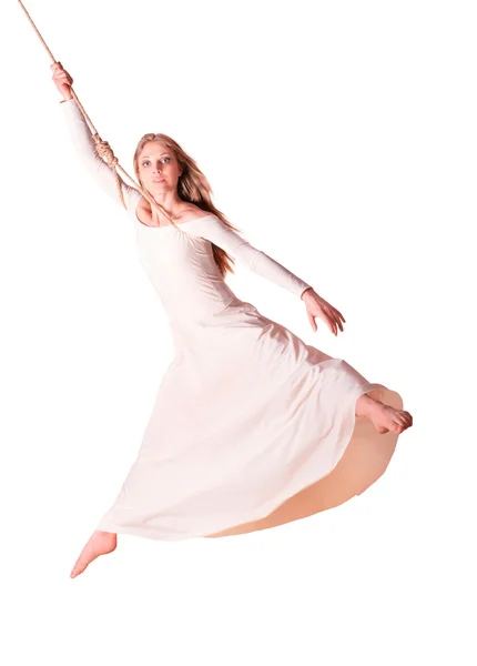 Ung kvinna gymnast i vit klänning på rep. — Stockfoto