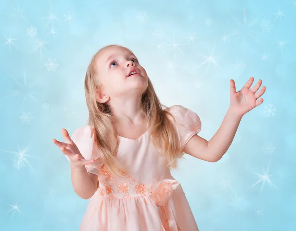 Bambina su sfondo blu con fiocchi di neve — Foto Stock