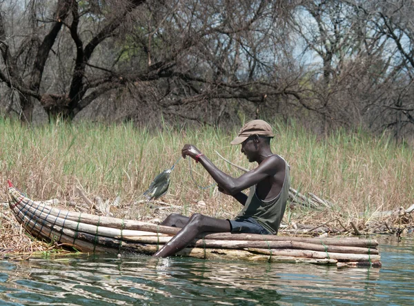 Pescador atrapa un pez — Foto de Stock