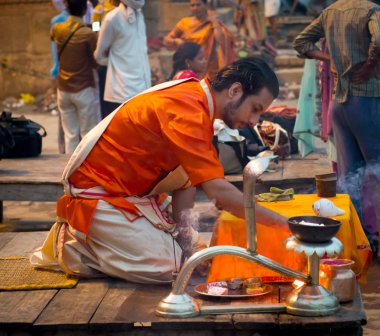 hindu rahip ganga aarti ritüel varanasi gerçekleştirir..