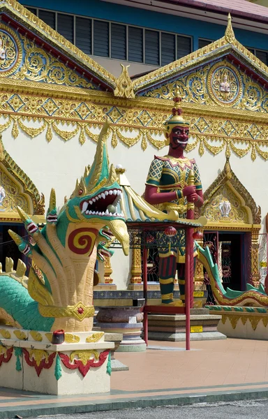 Escultura en el templo tailandés Wat Chayamangkalaram — Foto de Stock