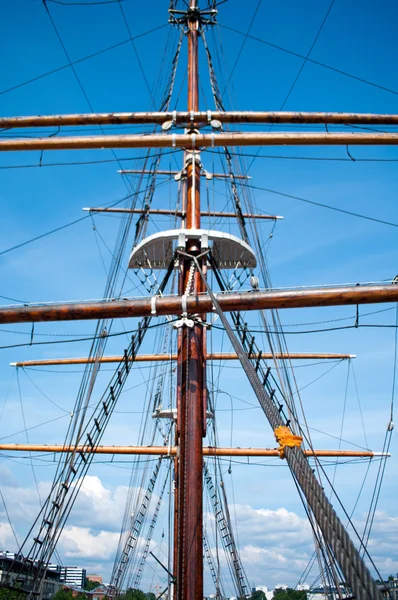 Rope ladder to the main mast of the ship — Stock Photo, Image