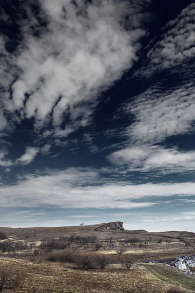 Beau paysage avec route dans les montagnes — Photo