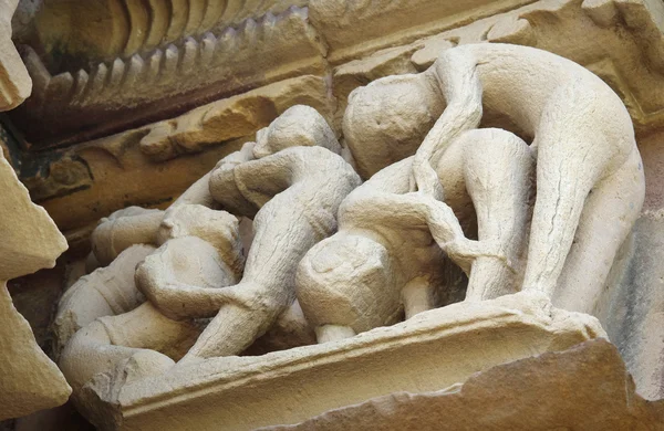 Pietra scolpita bassorilievo erotico nel tempio indù di Khajuraho — Foto Stock