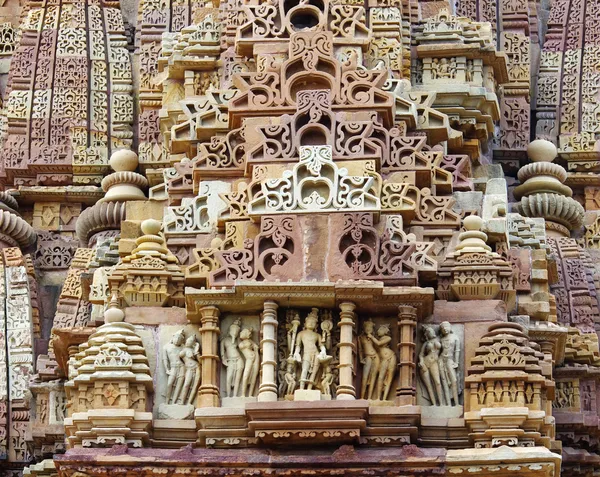 Stein geschnitzte erotische Basreliefs im hinduistischen Tempel in Khajuraho — Stockfoto