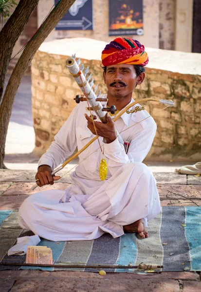 Indian musician in traditional dress playing musical instruments — Stock Photo, Image