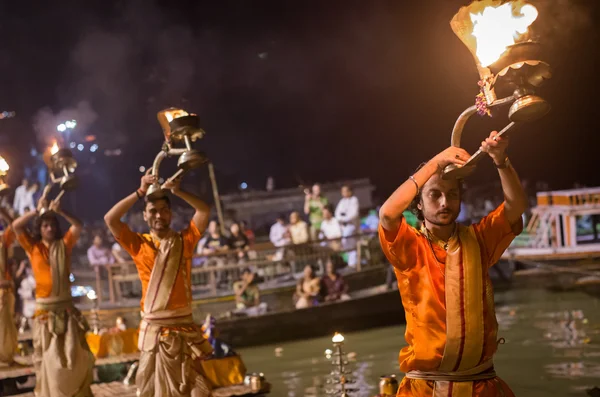 ヒンドゥー教の僧侶バラナシのガンガ aarti 儀式を実行します。. — ストック写真