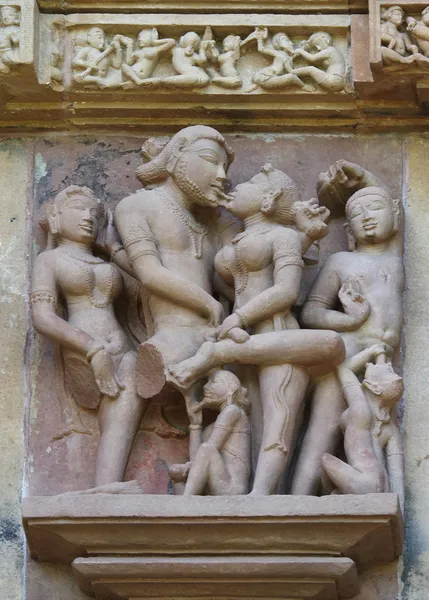 Pedra esculpida baixo relevo erótico no templo hindu em Khajuraho — Fotografia de Stock