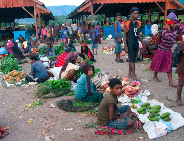 Verdura verde esposta in vendita in un mercato locale a Wamena — Foto Stock