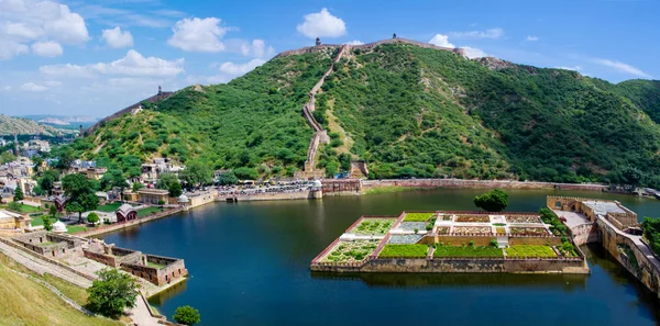 Maota Lake and Gardens of Amber Fort in JaipurIndia — Stock Photo, Image