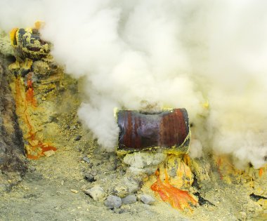 Kawah İjen krateri, Endonezya 'dan sülfür çıkarılıyor.