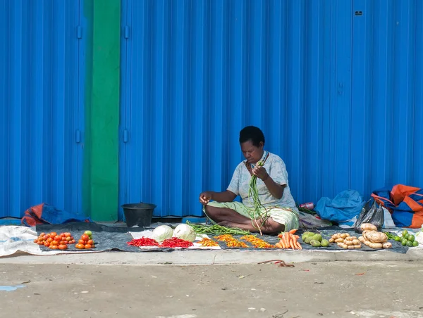 Πράσινα λαχανικά που εκτίθενται προς πώληση σε μια τοπική αγορά σε wamena — Φωτογραφία Αρχείου
