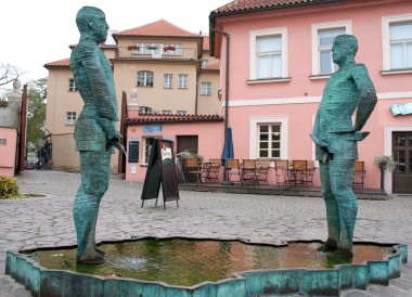 Çeşme pissing erkekler Prag