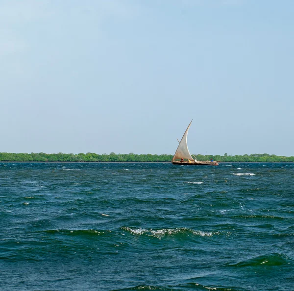 Navega en barco tradicional en Lamu, Kenia — Foto de Stock