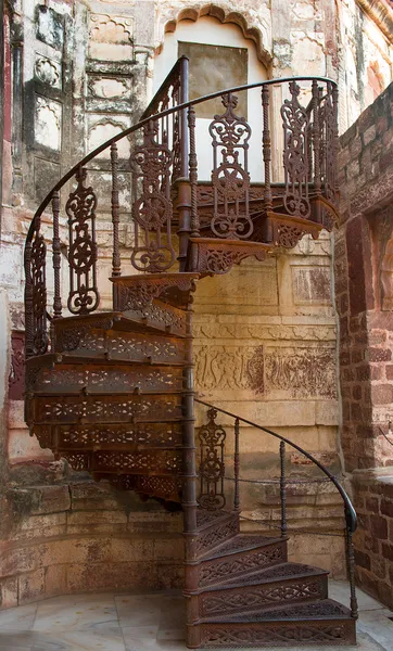 Spiral iron staircase in Mehrangarh Fort in Jodhpur, India — Stock Photo, Image