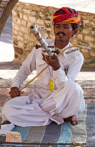 Músico indiano em vestido tradicional tocando instrumentos musicais — Fotografia de Stock