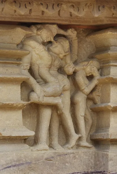 Bajorrelieve erótico tallado en piedra en templo hindú en Khajuraho, India —  Fotos de Stock