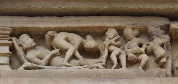 Stone carved erotic bas relief in Hindu temple in Khajuraho, India — Stock Photo, Image