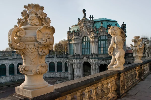 Socha nad zwinger muzeum v Drážďanech, Německo — Stock fotografie