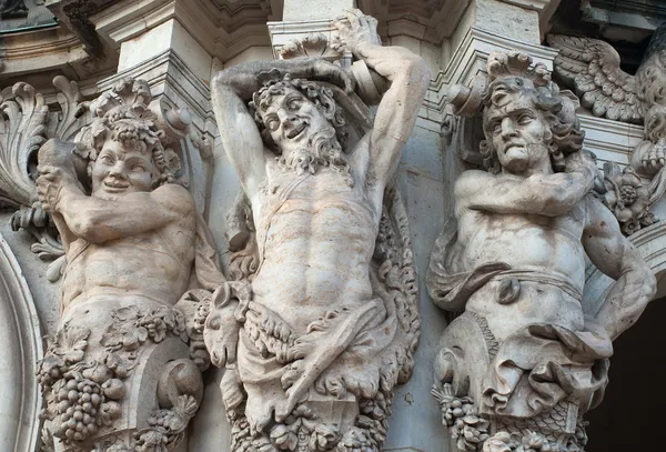 Cijfers van saters in het paleis zwinger in dresden — Stockfoto