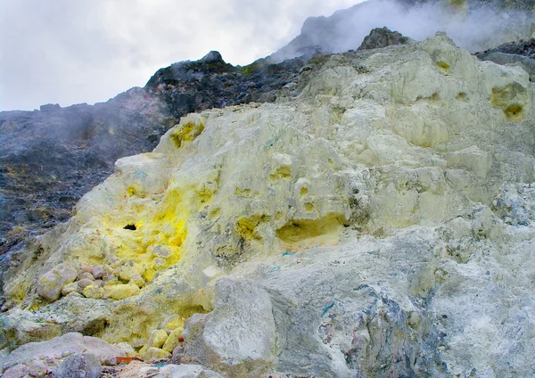 Soufre dans le volcan Sibayak — Photo