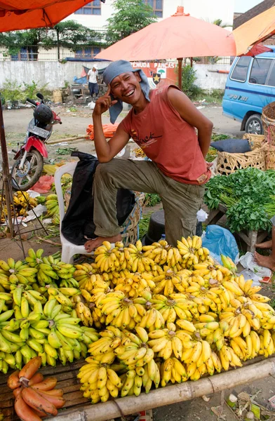 人々 を販売する市場では、インドネシアでの果物 — ストック写真