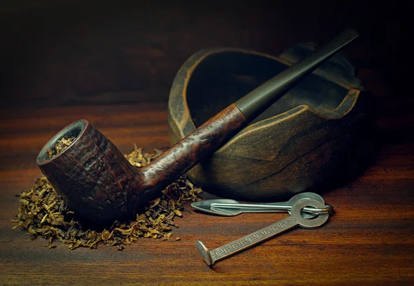 Smoking pipe and tobacco — Stock Photo, Image