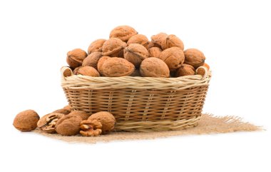 hasır sepet beyaz zemin üzerine ceviz tam