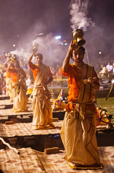 Een hindoe priester voert het ritueel — Stockfoto