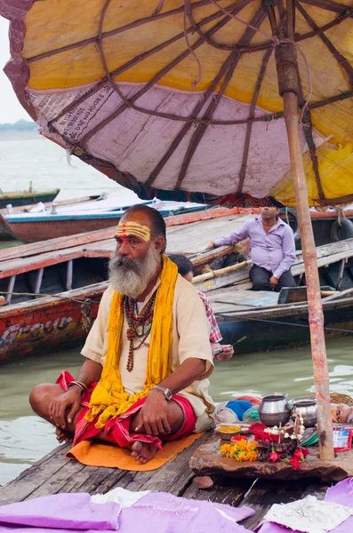 Sadhu ile geleneksel boyalı yüz — Stok fotoğraf