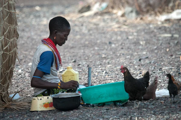 Mujer africana hace trabajo rural — Foto de Stock