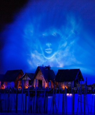 Lazer show, deniz şarkıları.