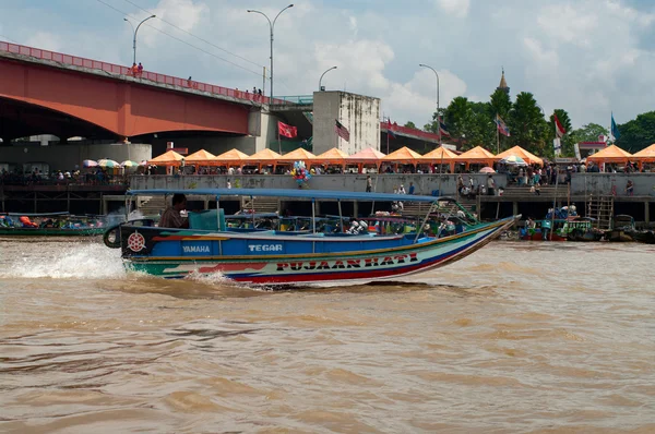 Barco en el río Musi en Palembang, Sumatra, Indonesia . — Foto de Stock