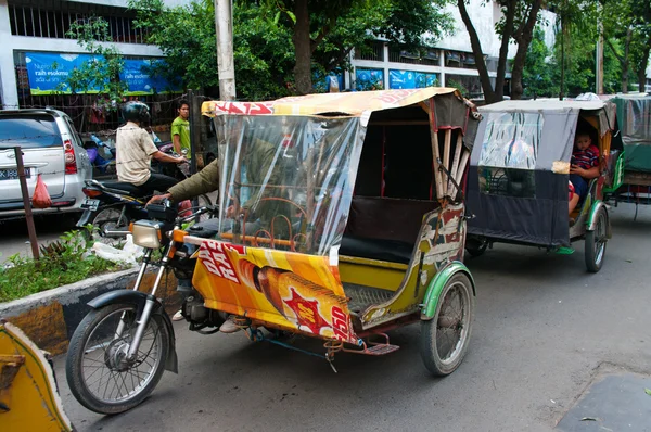 Такси на рикше в Медане, Индонезия . — стоковое фото