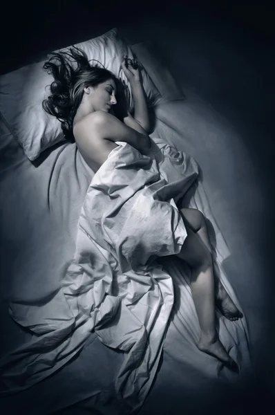 Wanita muda tidur di malam hari di tempat tidur — Stok Foto