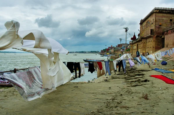 Wassen van kleren in de ganges rivier in varanasi, india. — Stockfoto