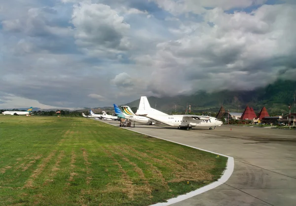 Aeropuerto Sentani en la isla de Nueva Guinea — Foto de Stock