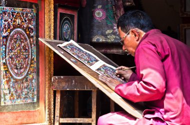 Nepal ressam mandala boyama oluşturur