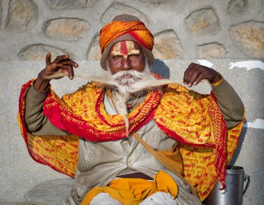 sadhu ile geleneksel boyalı yüz