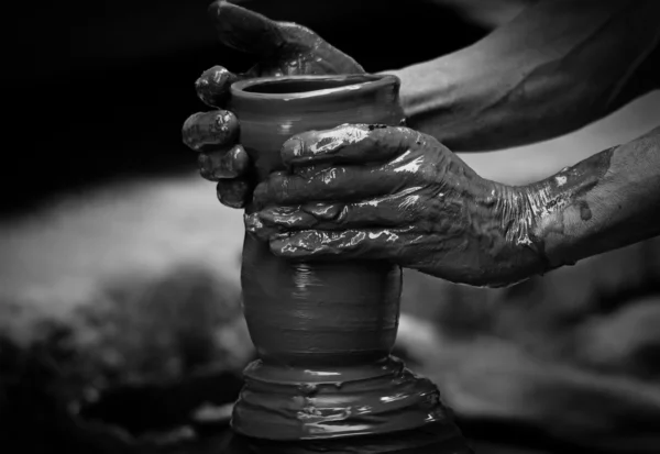 Mãos de um oleiro — Fotografia de Stock