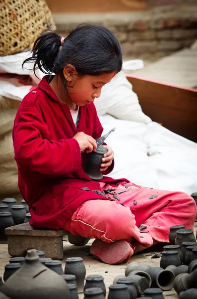 Nepáli lány dolgozik az ő kerámia műhely — Stock Fotó