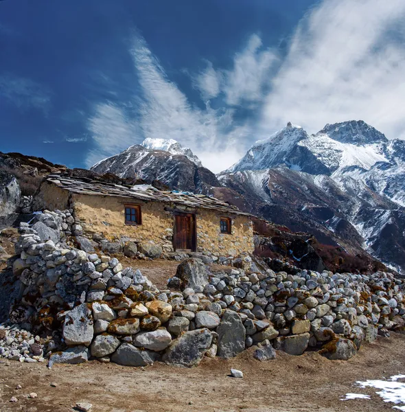 Cabaña de piedra en la montaña , —  Fotos de Stock