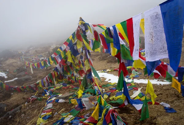 Banderas de oración en las montañas del Himalaya —  Fotos de Stock