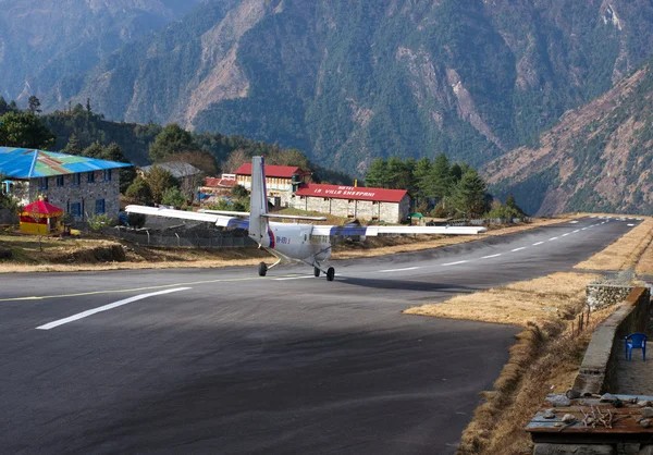 在卢克拉，尼泊尔人丹增-希拉里机场. — 图库照片