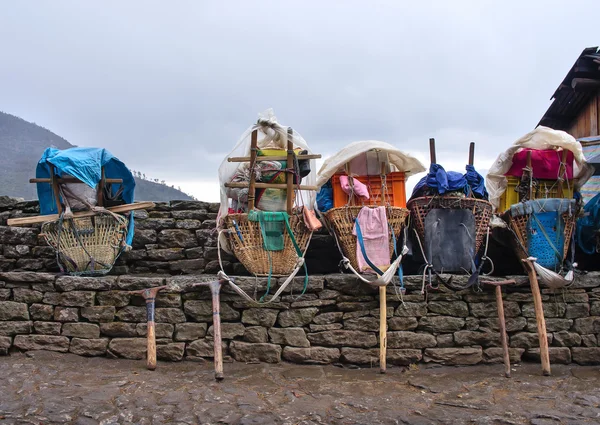 Loads of porters in the Himalaya Mountains — Stock Image Loads of porters in the Himalaya Mountains Royalty Free Stock Photos