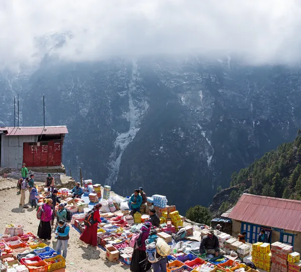Lördag marknaden i namche bazar, nepal — Stockfoto
